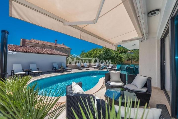 Villa u centru Vira luksuzno opremljena s bazenom i  krovnom, terasom