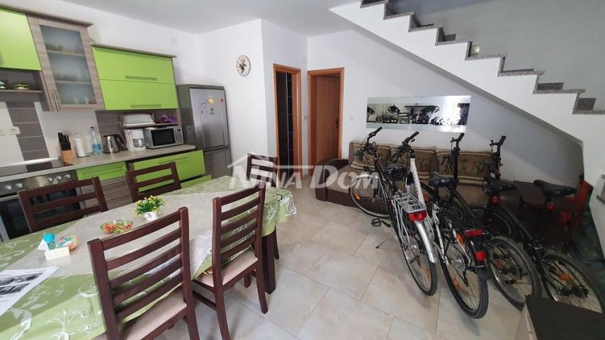 Južna strana etažni apartman 87,95 m2 170 met. do mora