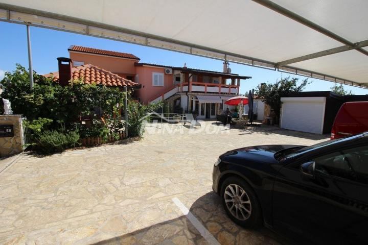 Apartmanska kuća 8 apartmana 450 met. do plaže