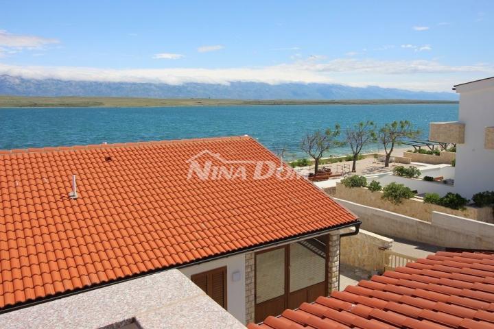Kuća u nizu, s dva stana od mora i plaže 60 metara. 
