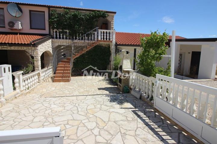 Kuća u nizu, s dva stana od mora i plaže 60 metara. 