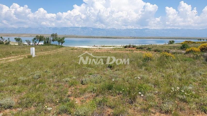 zemljište 300 m2, potrebna izrada UPU a 70 met. do mora. 