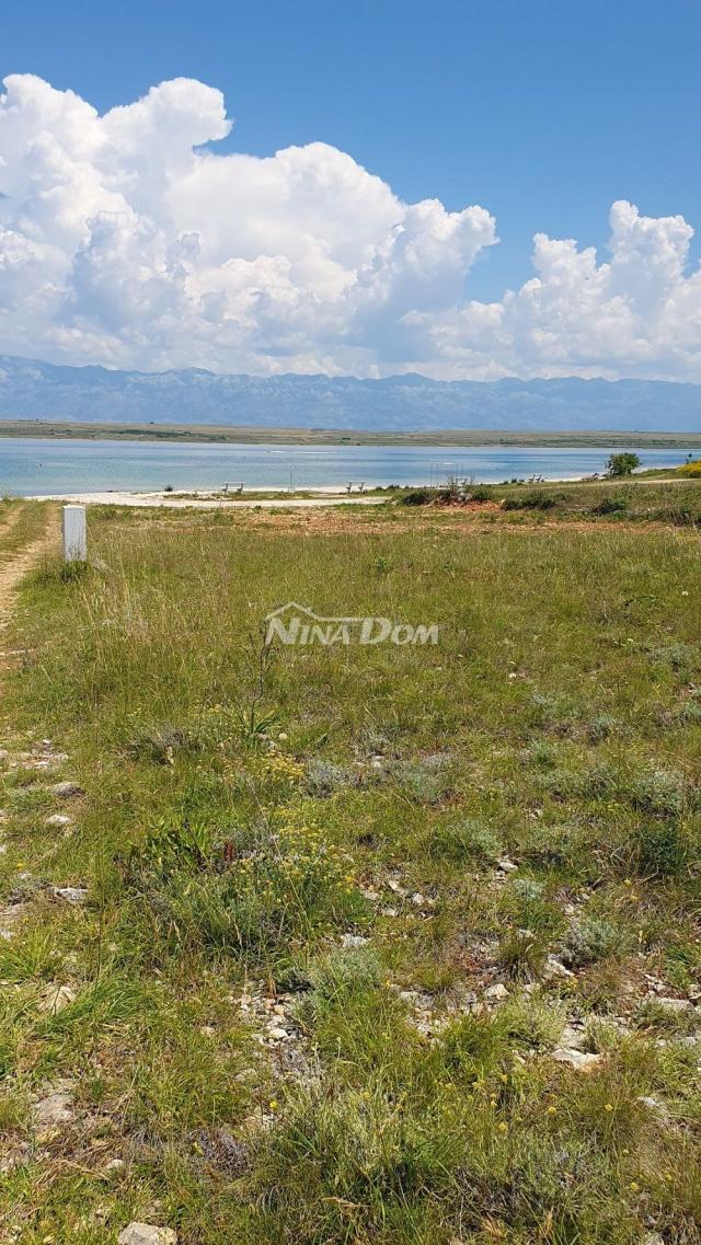zemljište 300 m2, potrebna izrada UPU a 70 met. do mora. 