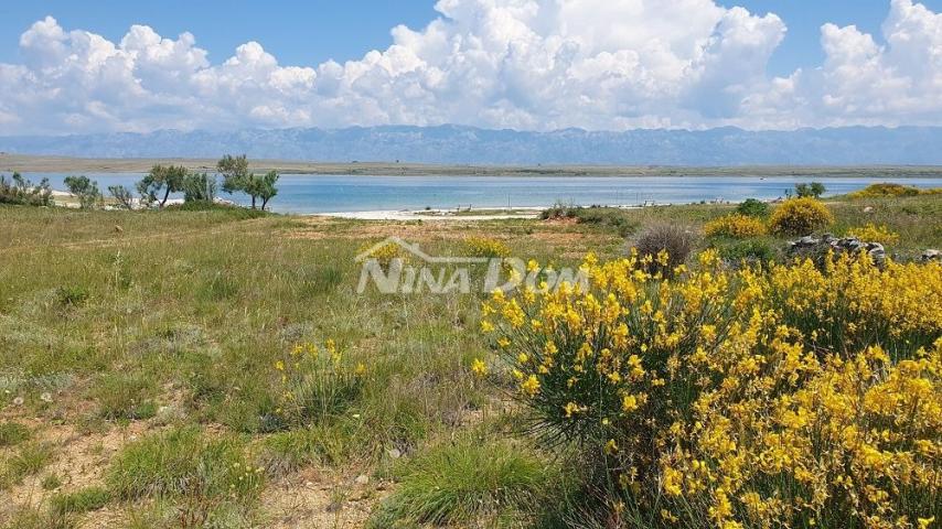 zemljište 300 m2, potrebna izrada UPU a 70 met. do mora. 