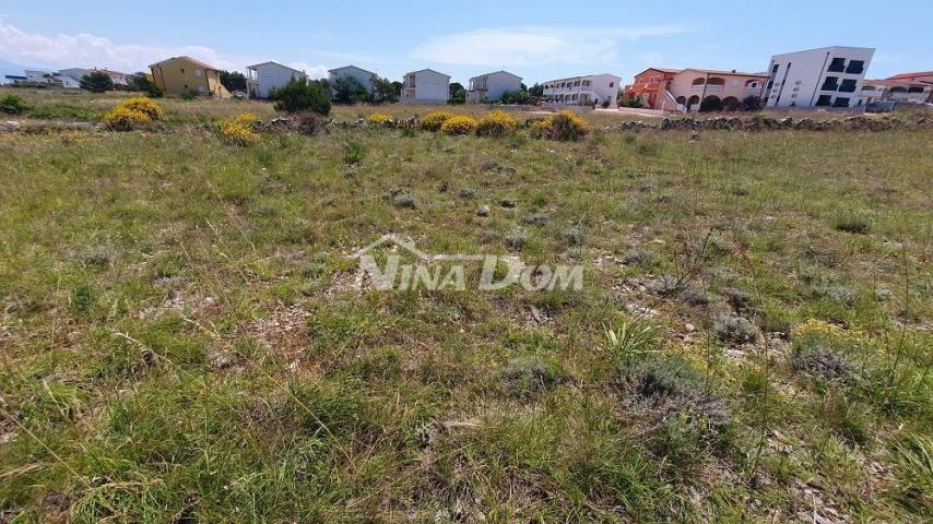zemljište 300 m2, potrebna izrada UPU a 70 met. do mora. 
