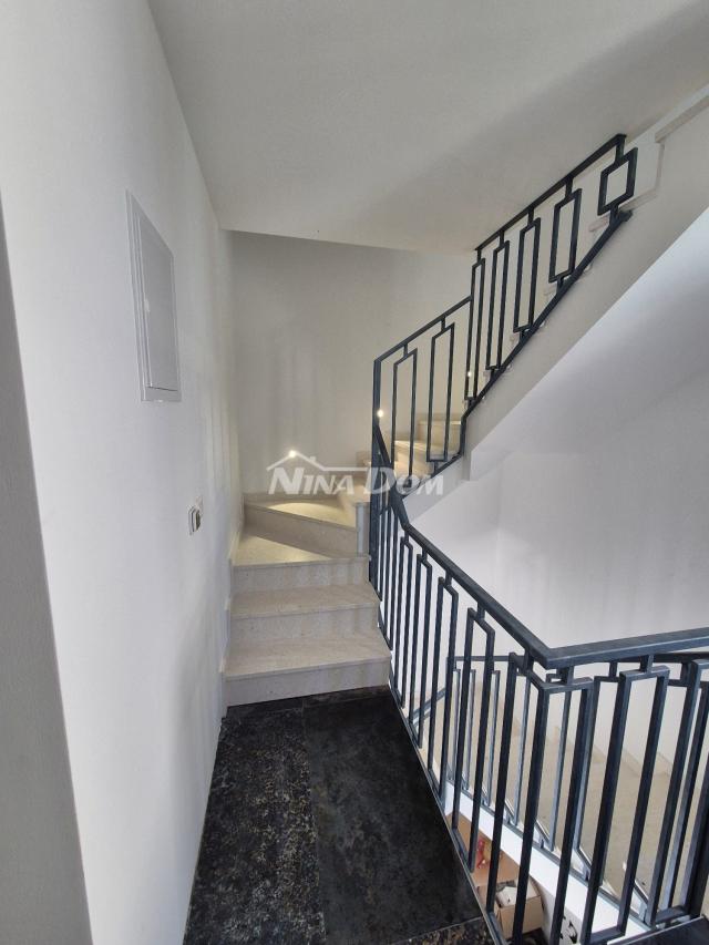 Villa blizini mora, s bazenom u prizemlju i na krovnoj terasi. 