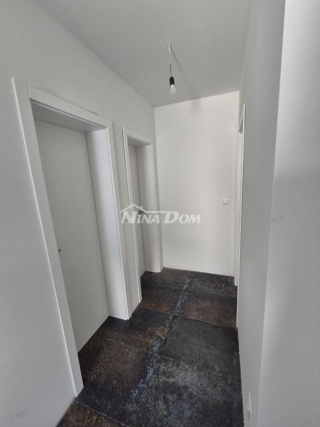 Villa blizini mora, s bazenom u prizemlju i na krovnoj terasi. 