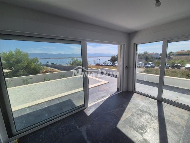 Villa blizini mora, s bazenom u prizemlju i na krovnoj terasi. 