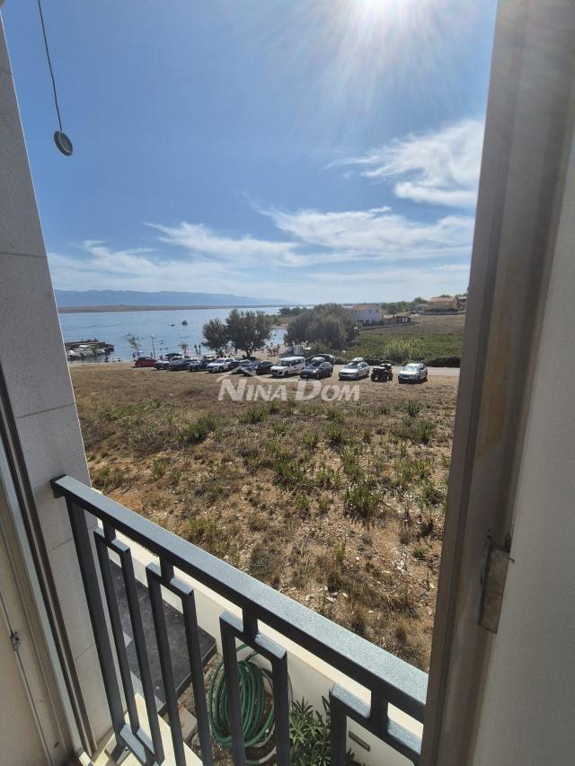 Villa blizini mora, s bazenom u prizemlju i na krovnoj terasi. 