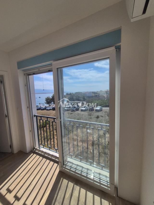 Villa blizini mora, s bazenom u prizemlju i na krovnoj terasi. 