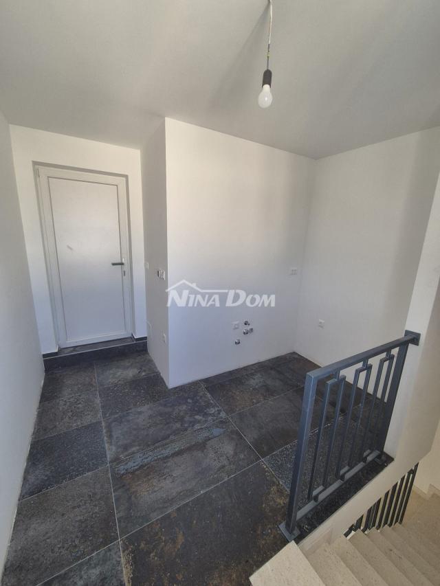 Villa blizini mora, s bazenom u prizemlju i na krovnoj terasi. 