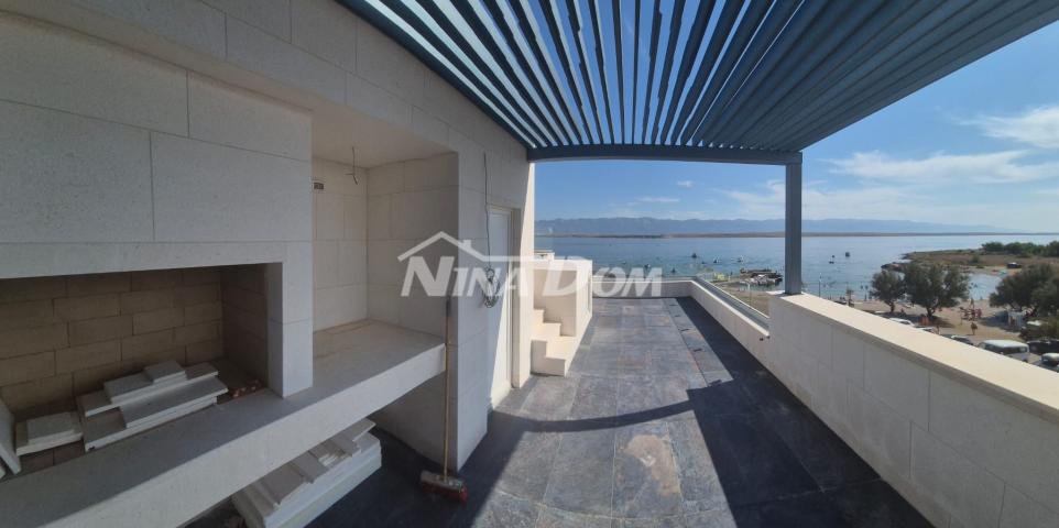 Villa blizini mora, s bazenom u prizemlju i na krovnoj terasi. 