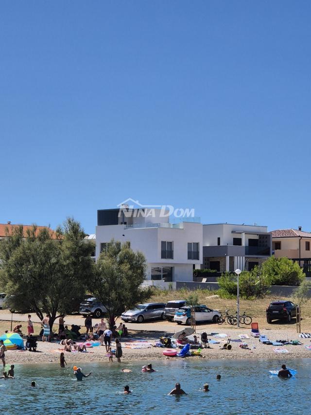 Villa blizini mora, s bazenom u prizemlju i na krovnoj terasi. 