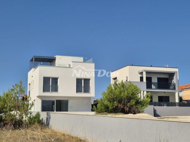 Villa blizini mora, s bazenom u prizemlju i na krovnoj terasi. 