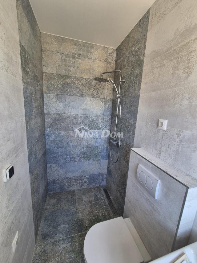 Villa blizini mora, s bazenom u prizemlju i na krovnoj terasi. 