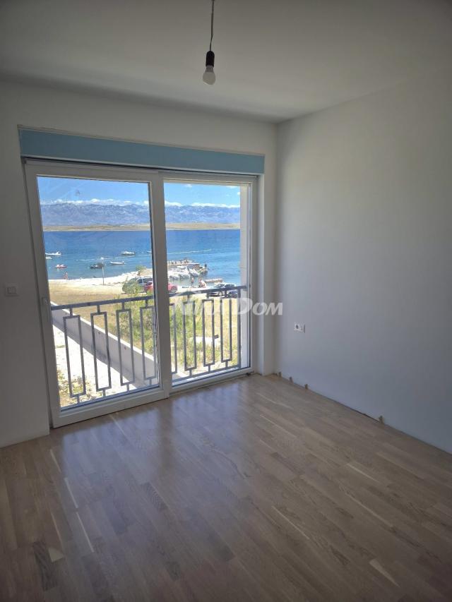 Villa blizini mora, s bazenom u prizemlju i na krovnoj terasi. 