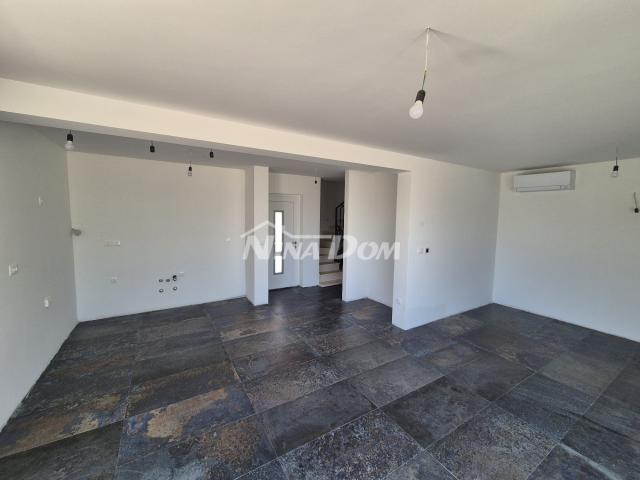Villa blizini mora, s bazenom u prizemlju i na krovnoj terasi. 