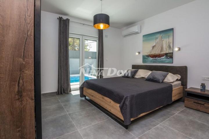 Villa u blizini centra,   opremljena s bazenom i  krovnom, terasom