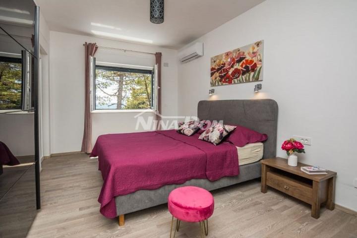 Villa u blizini centra,   opremljena s bazenom i  krovnom, terasom
