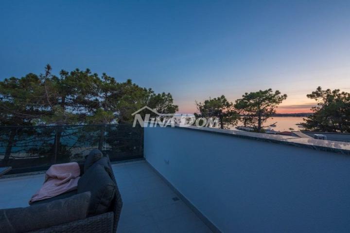 Villa u blizini centra,   opremljena s bazenom i  krovnom, terasom