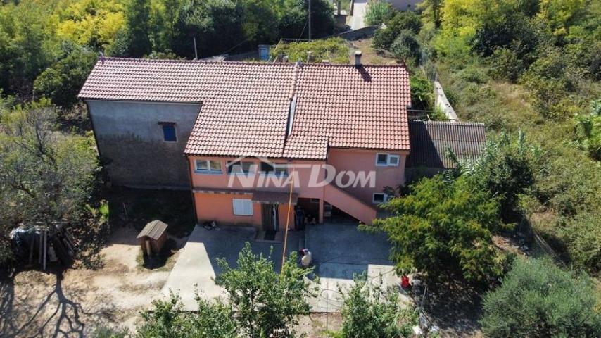 Obiteljska nekretnina s lijepim maslinikom i vinogradom