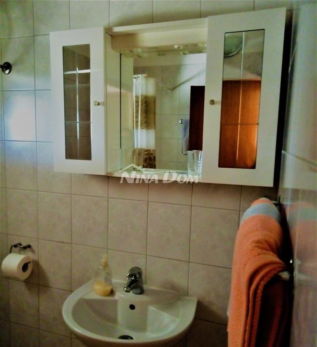 Južna strana otoka Vira, s dosta zelenila-