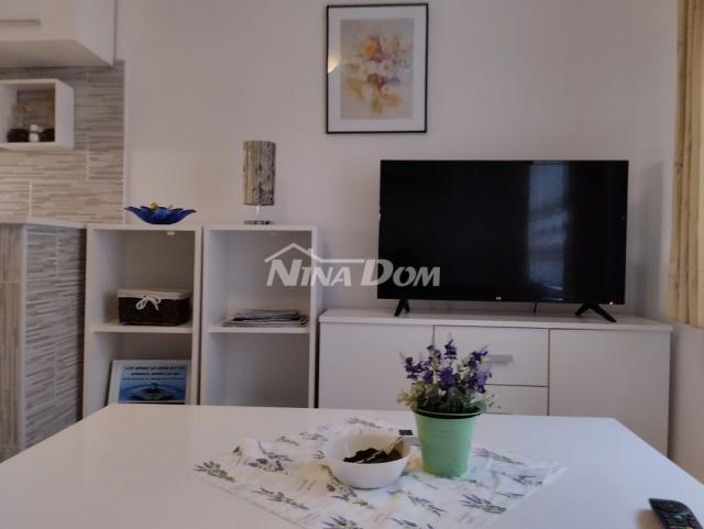 Južna strana otoka Vira, s dosta zelenila-