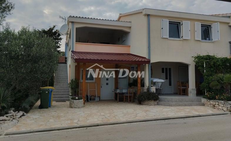 Južna strana otoka Vira, s dosta zelenila-