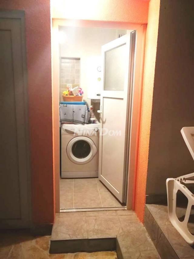 Južna strana otoka Vira, s dosta zelenila-
