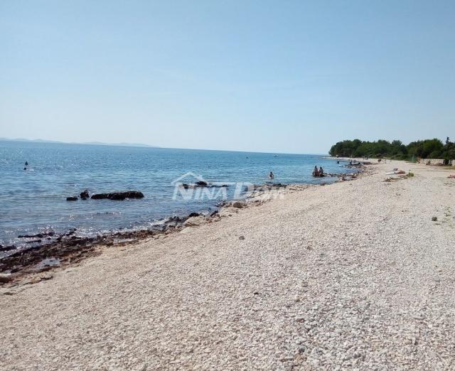 Južna strana otoka Vira, s dosta zelenila-