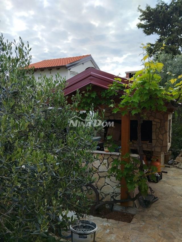 Južna strana otoka Vira, s dosta zelenila-