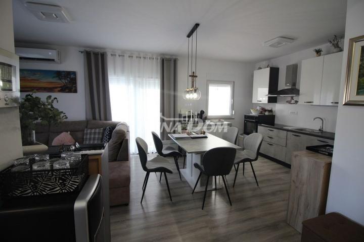 Apartman u prizemlju s pomoćnim objektom. 