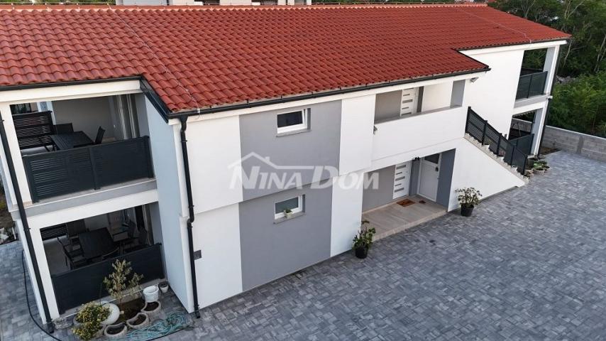 Apartman na katu, centar otoka Vira (voda i kanalizacija)