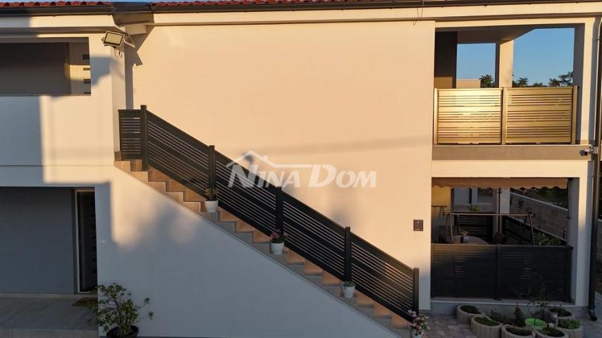 Apartman na katu, centar otoka Vira (voda i kanalizacija)