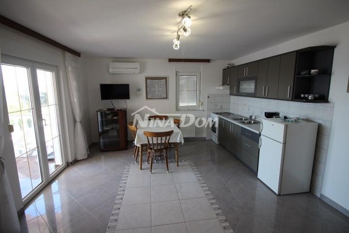 Apartmanska kuća 2. red od mora južna strana Vira