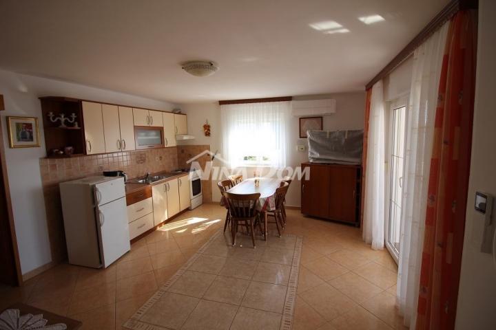 Apartmanska kuća 2. red od mora južna strana Vira