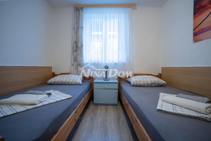Apartmanska kuća s prostranom okućnicom. 