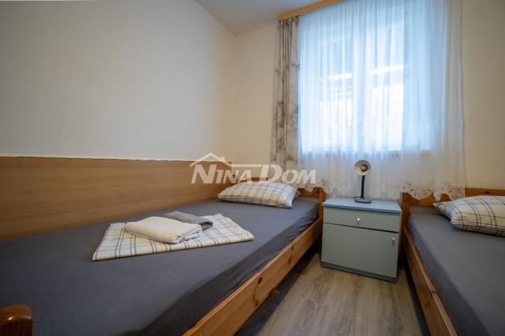 Apartmanska kuća s prostranom okućnicom. 