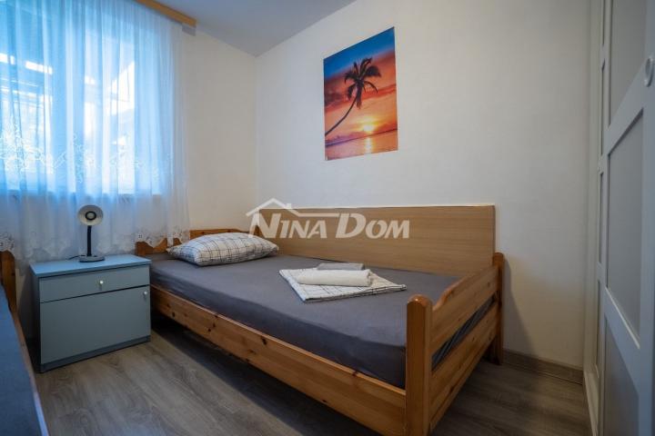 Apartmanska kuća s prostranom okućnicom. 