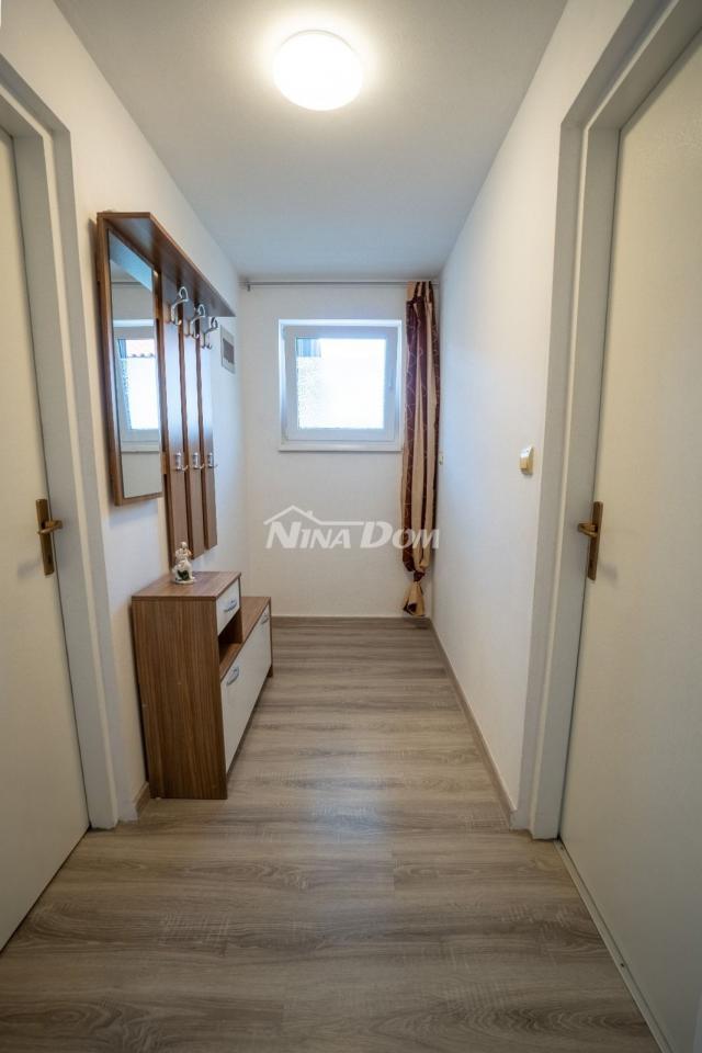 Apartmanska kuća s prostranom okućnicom. 