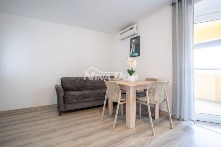 Apartmanska kuća s prostranom okućnicom. 
