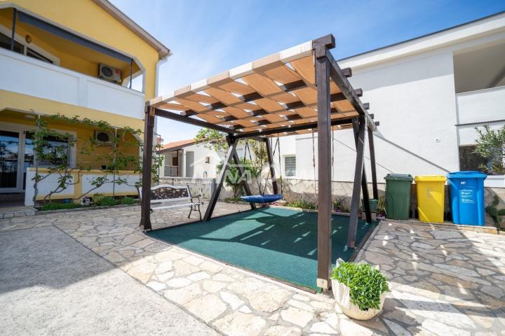 Apartmanska kuća s prostranom okućnicom. 