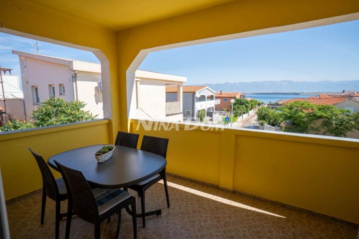 Apartmanska kuća s prostranom okućnicom. 