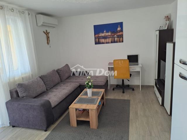 Apartmanska kuća s prostranom okućnicom. 