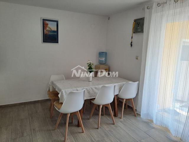 Apartmanska kuća s prostranom okućnicom. 