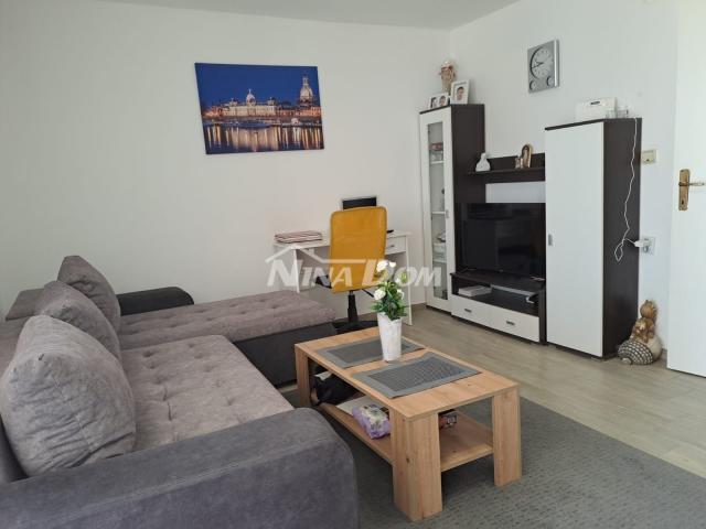 Apartmanska kuća s prostranom okućnicom. 