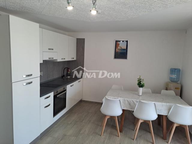 Apartmanska kuća s prostranom okućnicom. 