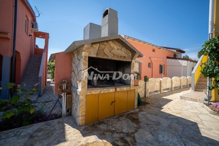 Apartmanska kuća s prostranom okućnicom. 