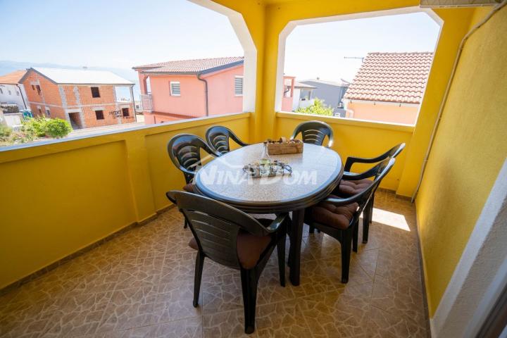 Apartmanska kuća s prostranom okućnicom. 