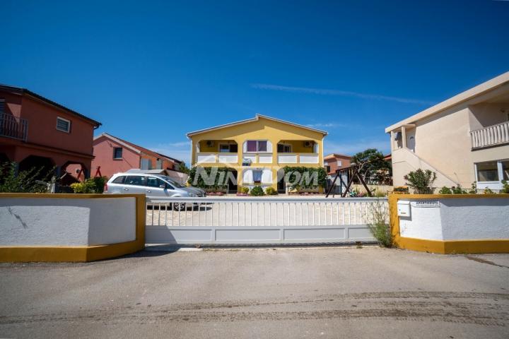 Apartmanska kuća s prostranom okućnicom. 